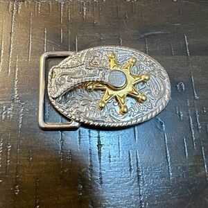 Western Oval Metal Belt Buckle with Gold Spinning Spur Design